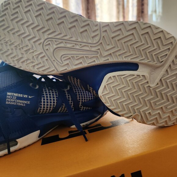 LeBron basketball shoes - Picture 2 of 2